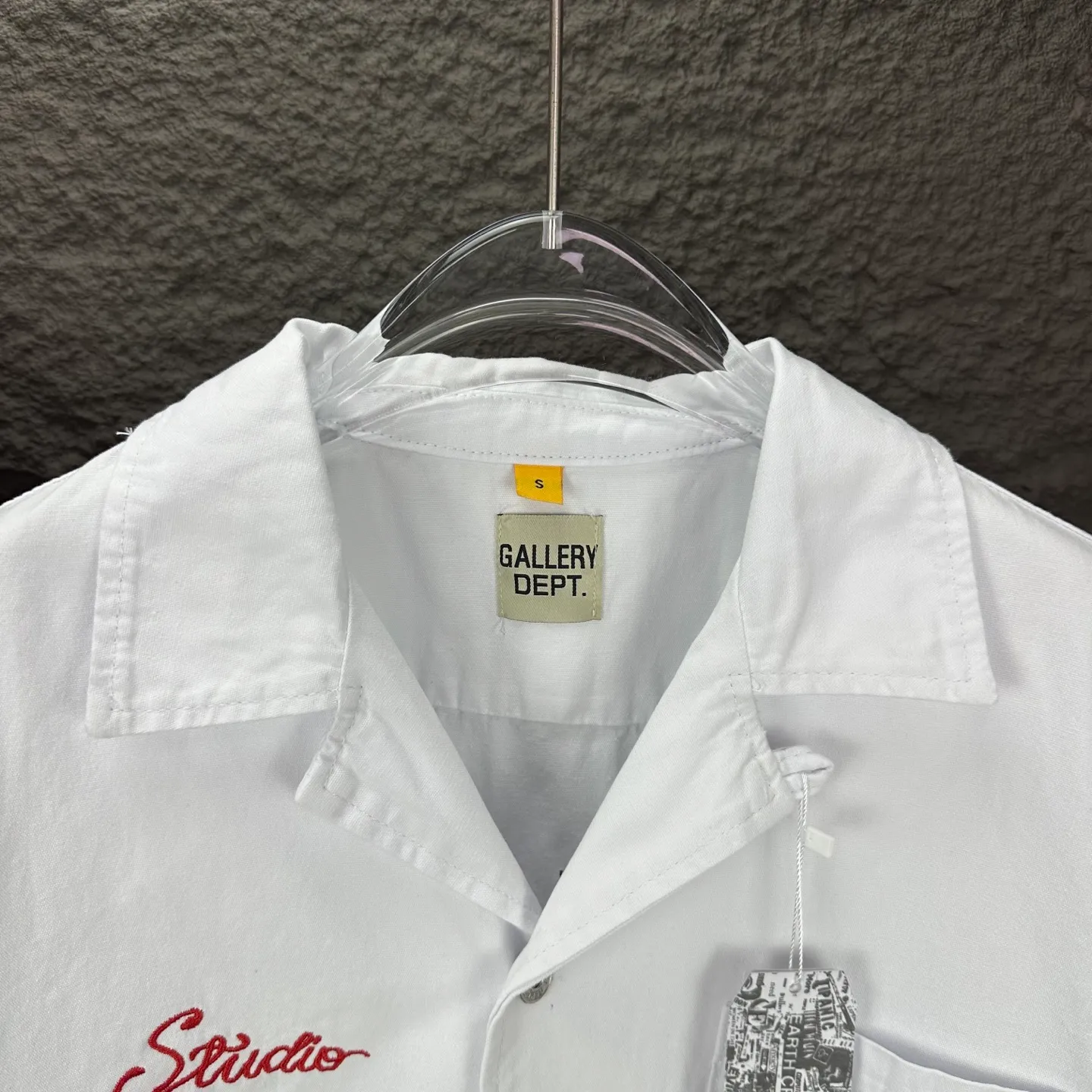 P240 GALLERY DEPT. 2025 new embroidered letter LOGO couple style loose denim short-sleeved shirt 🔥High version🔥High version🔥 Original customized denim fabric, the same high-end denim fabric as the Internet celebrity star, simple and loose version with multiple embroidered letter LOGO designs, very high-end and stylish! The fabric feels very comfortable, and it’s a denim short-sleeved shirt that’s super versatile and looks great! ! Complete with three standards, same style for men and women 👫A must-have item for everyone Color: yellow, white Size: S-XL